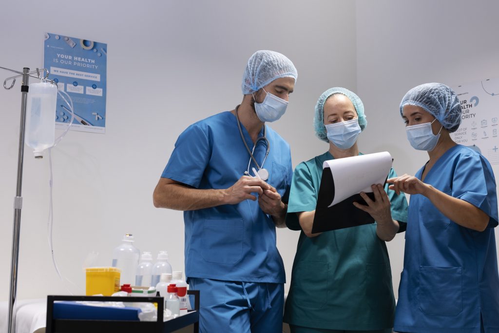 Treatment 4 medium shot nurses wearing masks